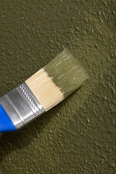 Mulher segurando leque de cores da Suvinil