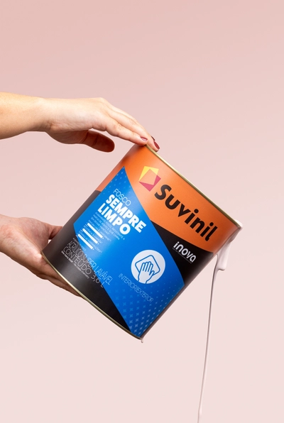 Mulher pintando muro