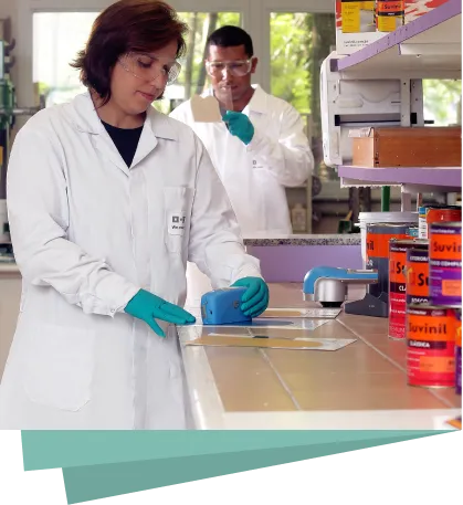 Colaboradores da Suvinil realizando procedimentos de testes dos produtos no laboratório.
